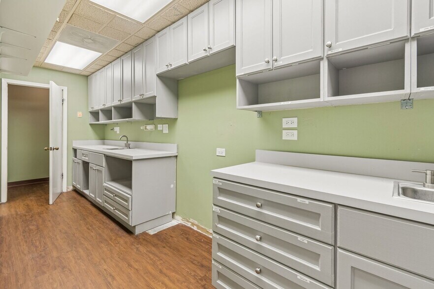 More Photos Of 8525-8549 Gunn Hwy, Odessa Unknown For Lease