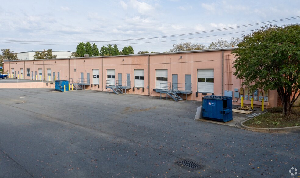 More Photos Of 116 Gasoline Aly, Mooresville Showroom For Lease