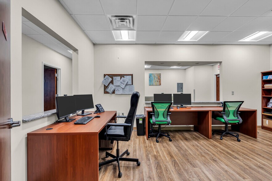 More Photos Of 500 Park Ave, Manalapan Township Medical For Lease