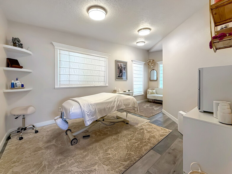 More Photos Of 624 Fleet St, Brookings Office For Sale