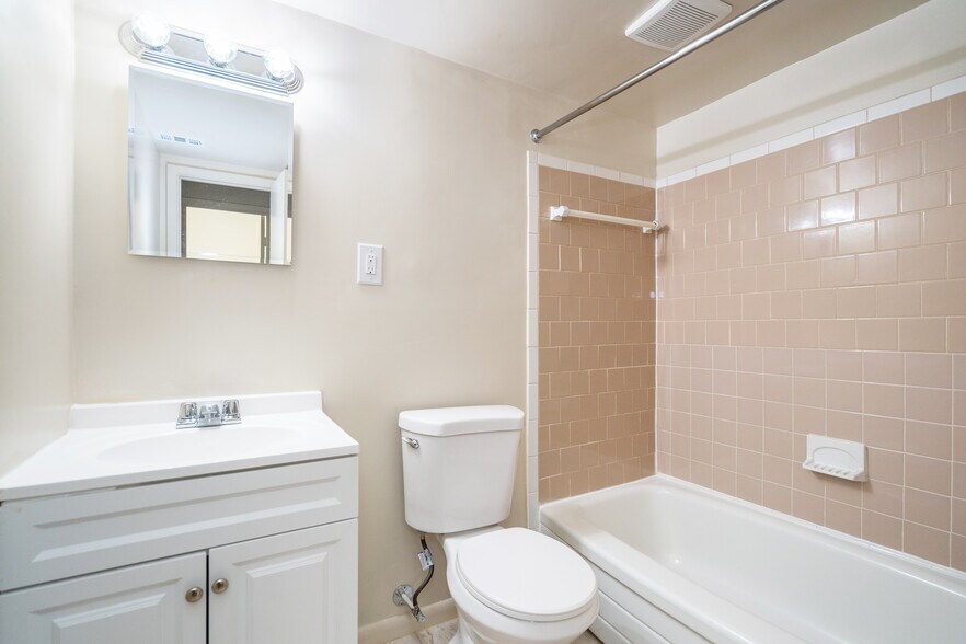 More Photos Of 4950-4952 Benning Rd SE, Washington Apartments For Sale