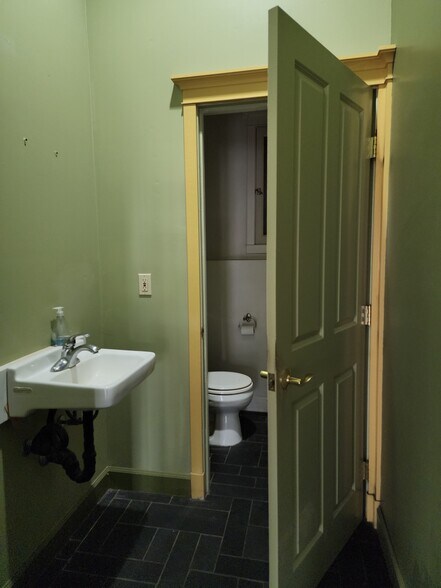 More Photos Of 800-810 W 9th St, San Pedro Office For Sale