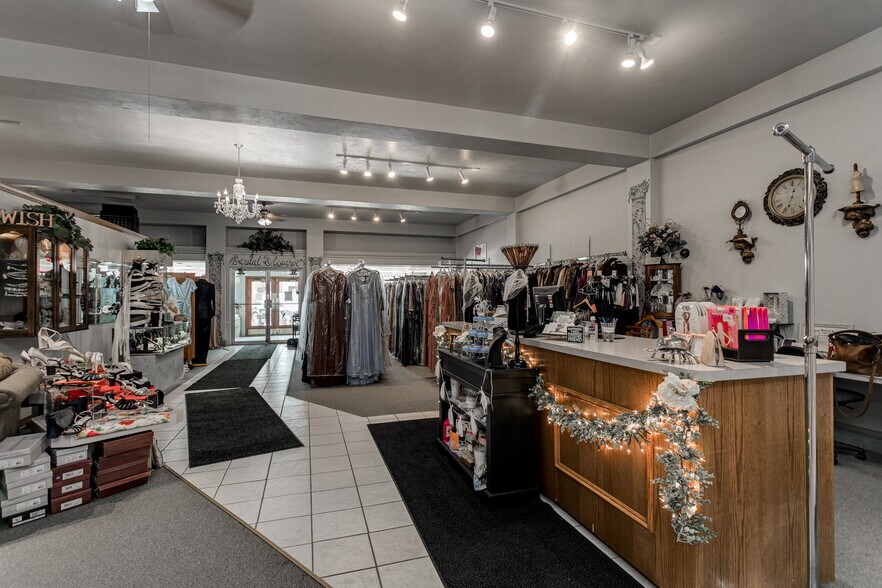 More Photos Of 172 W Wisconsin Ave, Kaukauna Storefront For Sale