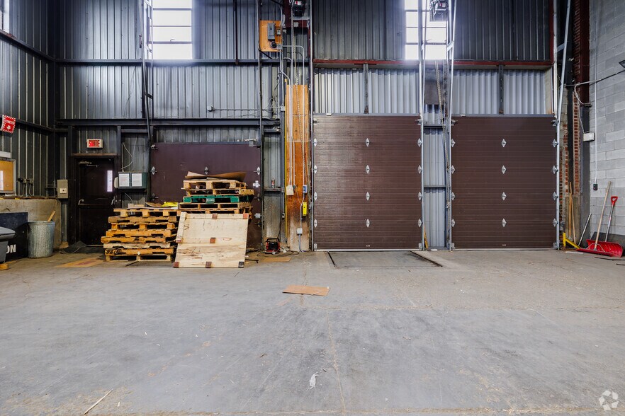 More Photos Of 1280 Boul Jules-Poitras, Montréal Warehouse For Lease