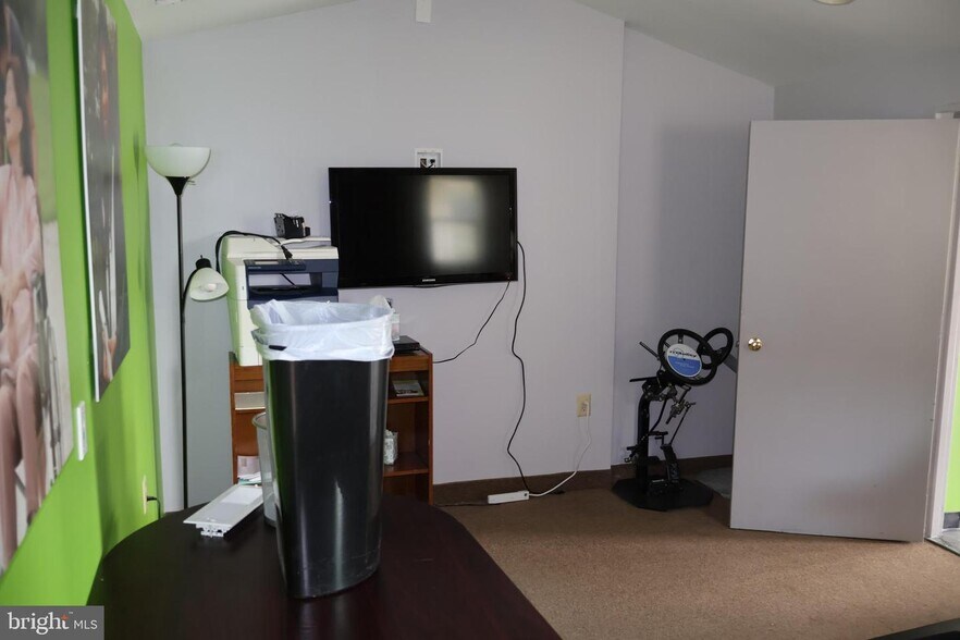 More Photos Of 1543 Gateway Blvd, Woodbury Freestanding For Sale