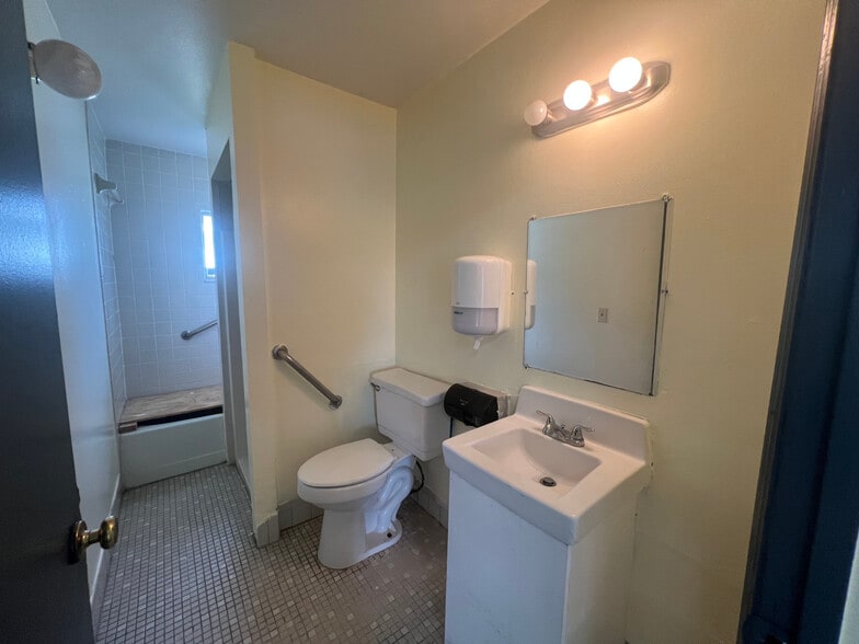 More Photos Of 4527 Carter St, Orlando Daycare Center For Lease