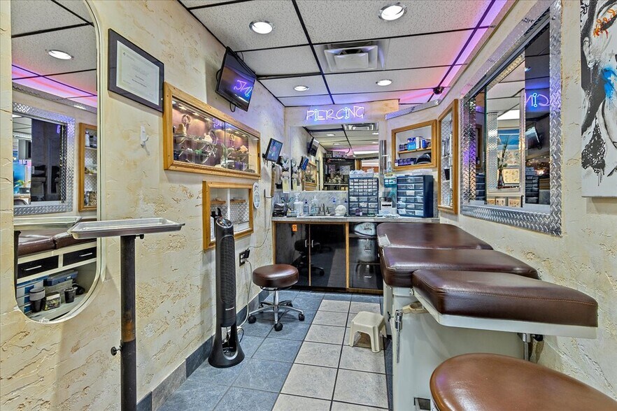 More Photos Of 11712 W Colfax Ave, Lakewood Freestanding For Lease
