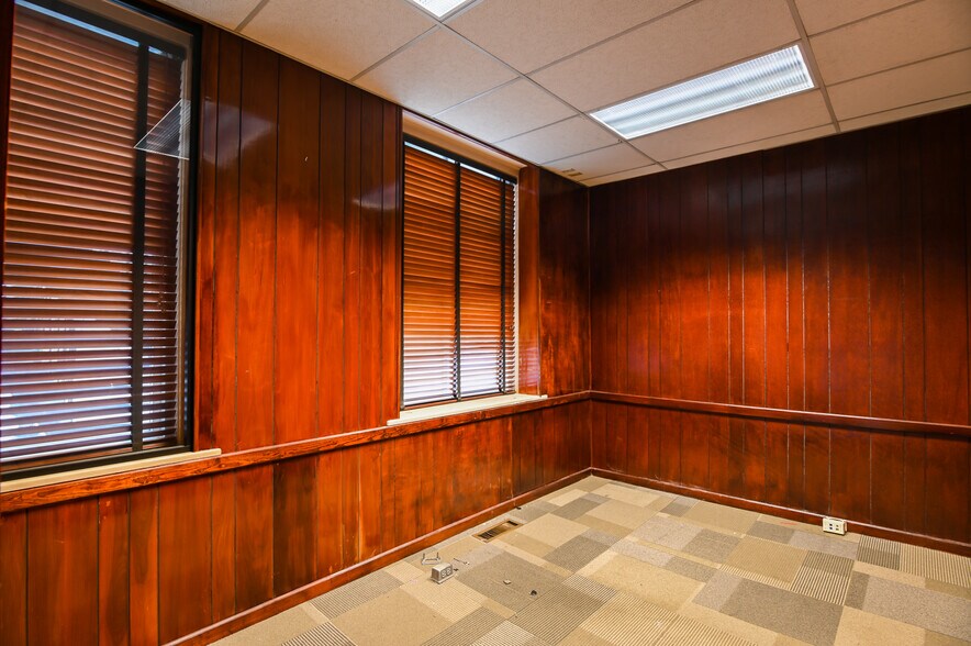More Photos Of 1134 Clark St, Covington Bank For Lease