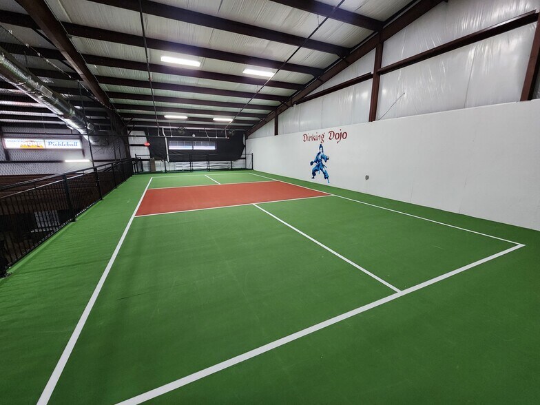 More Photos Of 1112 Shive Ln, Bowling Green Showroom For Sale