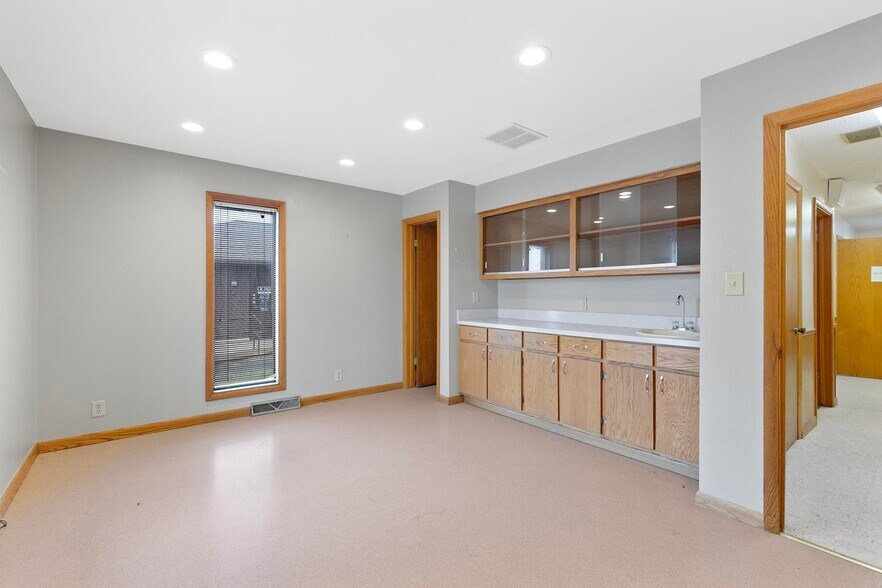 More Photos Of 327 E Airport Dr, Carthage Medical For Sale