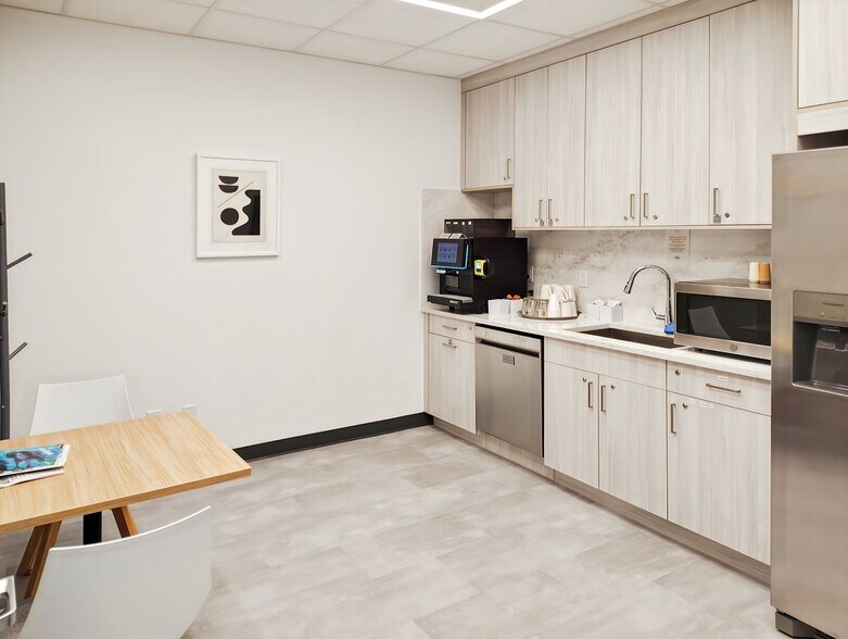 More Photos Of 3003 Tamiami Trl N, Naples Coworking Space