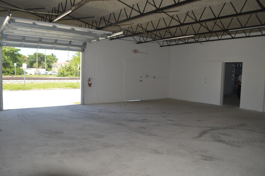 More Photos Of 421 NE 7th Ave, Boynton Beach Warehouse For Lease