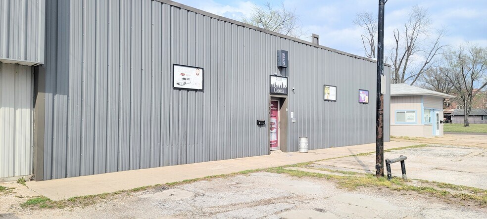 More Photos Of 118 E Jackson Ave, Iola General Retail For Sale