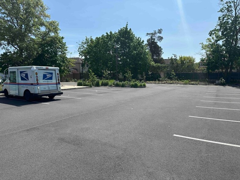 More Photos Of 7316 Amboy Rd, Staten Island General Retail For Lease