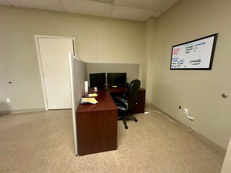 More Photos Of 4904 Railroad St, Deer Park Service For Lease