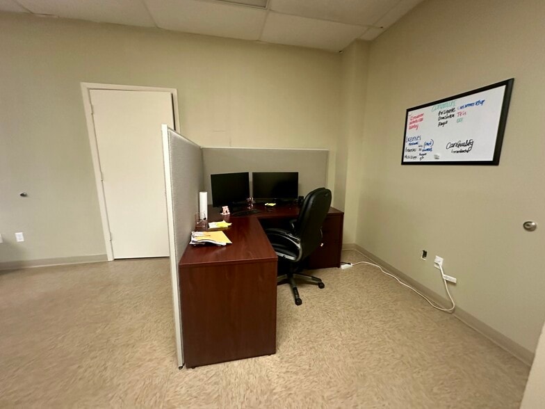 More Photos Of 4904 Railroad St, Deer Park Service For Lease