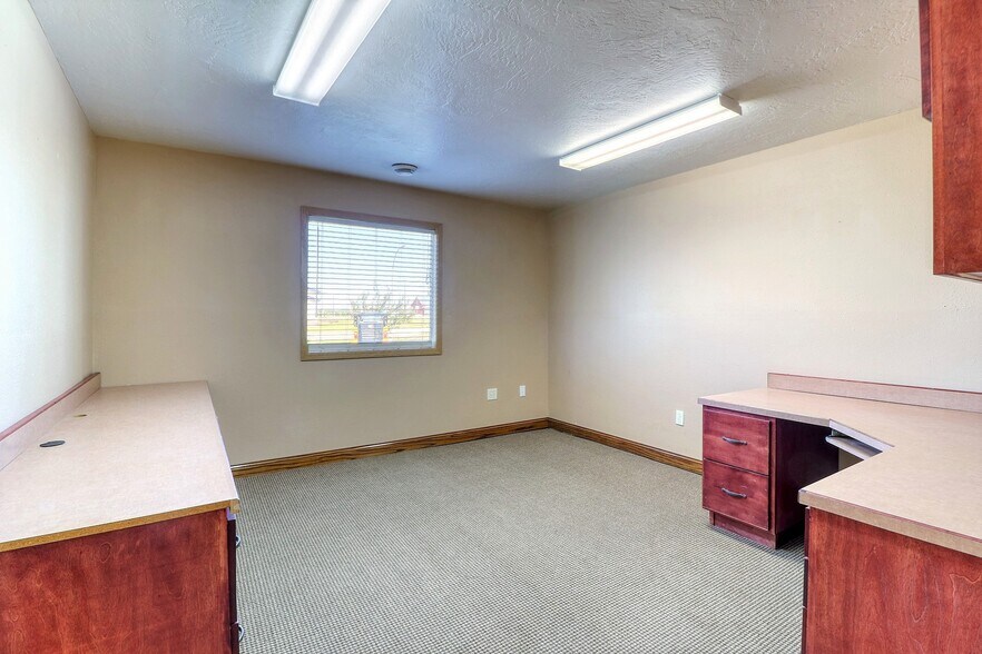 More Photos Of 5402 53rd Ave S, Fargo Auto Repair For Lease