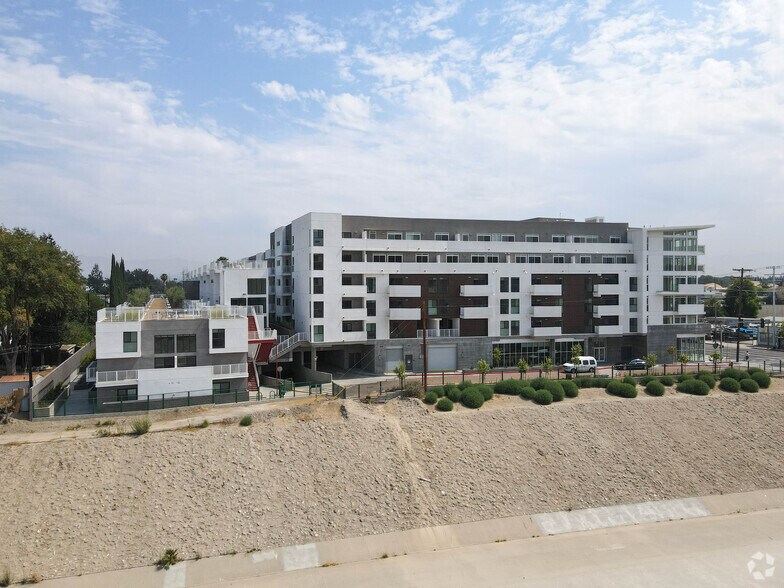 More Photos Of 6625 Reseda Blvd, Reseda Apartments For Lease