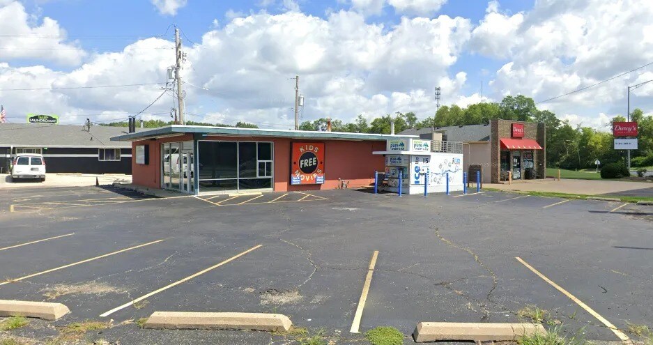 Primary Photo Of 104 N Highland St, Creve Coeur Freestanding For Lease