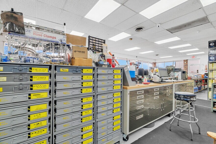 More Photos Of 1475 S Newburgh Rd, Westland Light Distribution For Sale