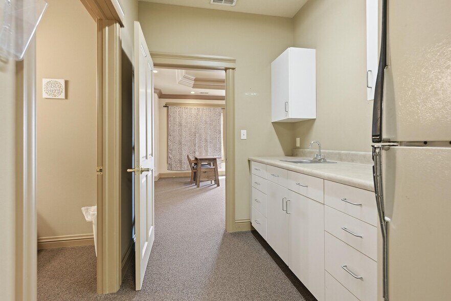 More Photos Of 2307 Missouri Ave, Carthage Light Distribution For Sale