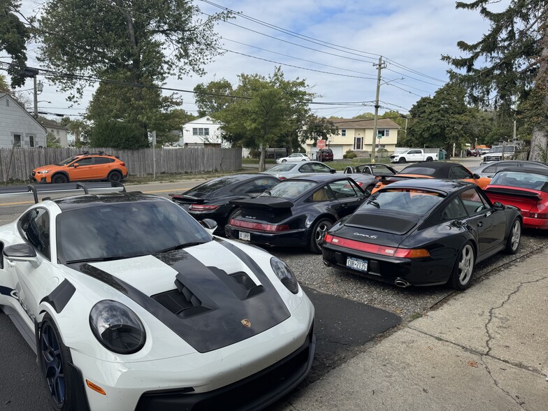 More Photos Of 130-138 Railroad St, Huntington Station Warehouse For Lease