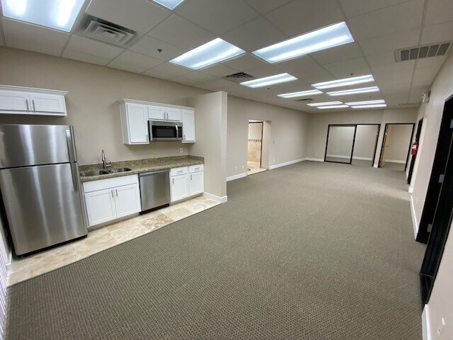 More Photos Of 7440 E Karen Dr, Scottsdale Service For Lease