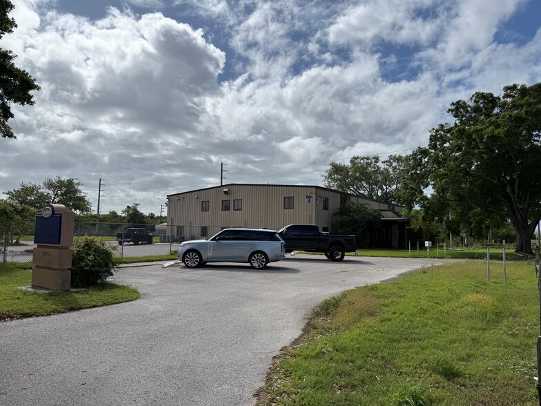 More Photos Of 12625 40th St N, Clearwater Warehouse For Lease