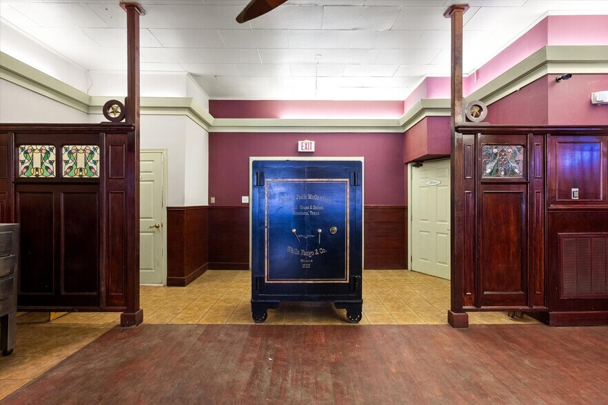 More Photos Of 107 S Beaton St, Corsicana Storefront For Sale