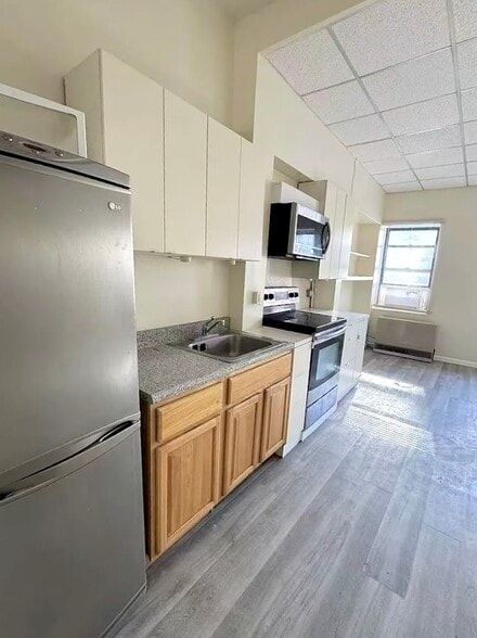 More Photos Of 141 Grand St, New York Storefront Retail Office For Sale