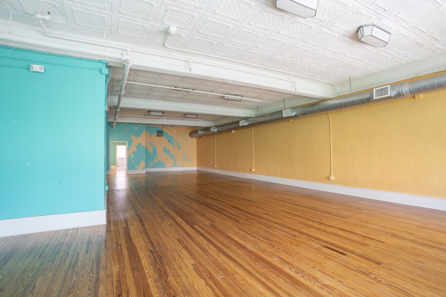 More Photos Of 18 E Broughton St, Savannah Storefront Retail Office For Lease