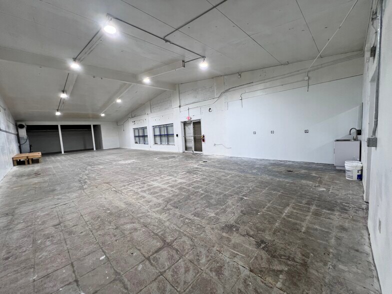 More Photos Of 4059 5th Ave N, Saint Petersburg Convenience Store For Lease