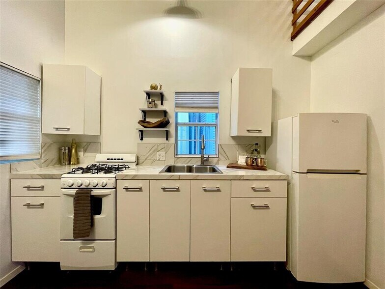 More Photos Of 1148 Northwestern Ave, Austin Specialty For Sale