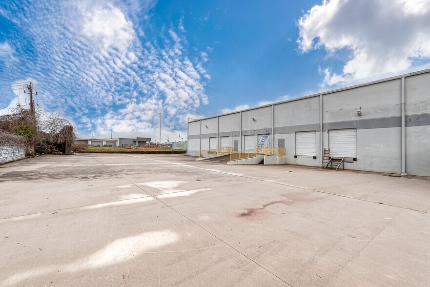 More Photos Of 11820 S Sam Houston Pkwy W, Houston Warehouse For Sale