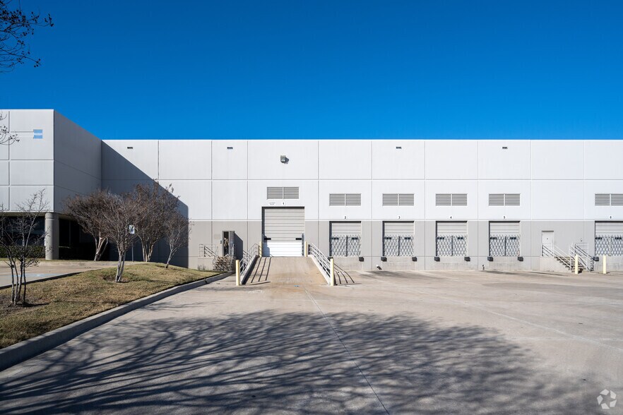More Photos Of 401-441 Railhead Rd, Fort Worth Distribution For Lease