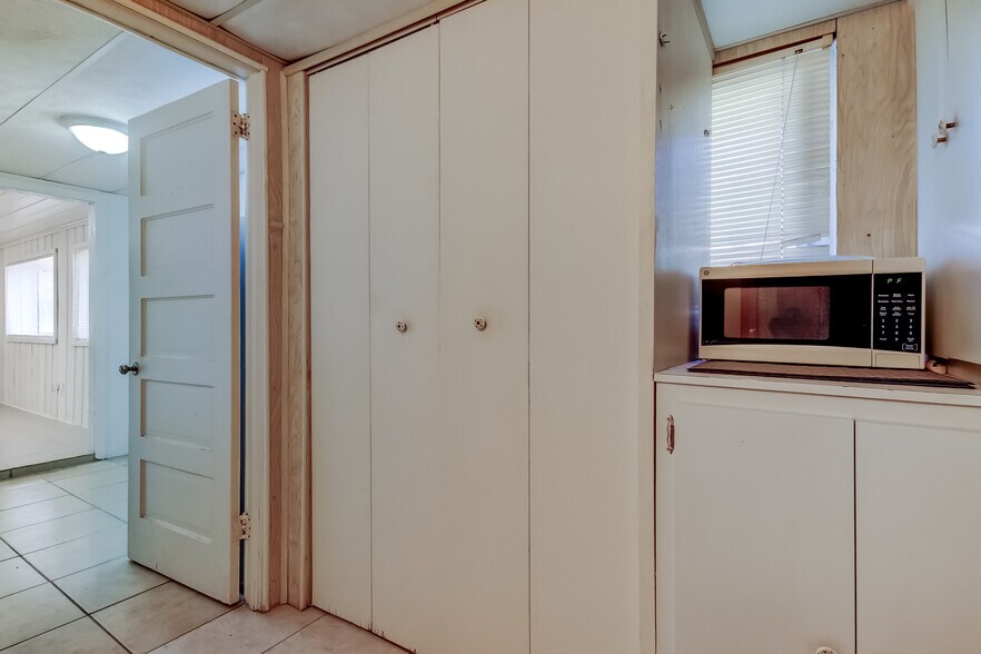 More Photos Of 4539 Mile Stretch Dr, Holiday Office For Sale