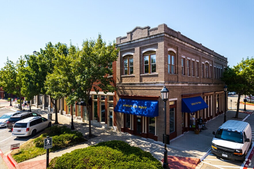 More Photos Of 300-900 Parker Sq, Flower Mound Unknown For Lease