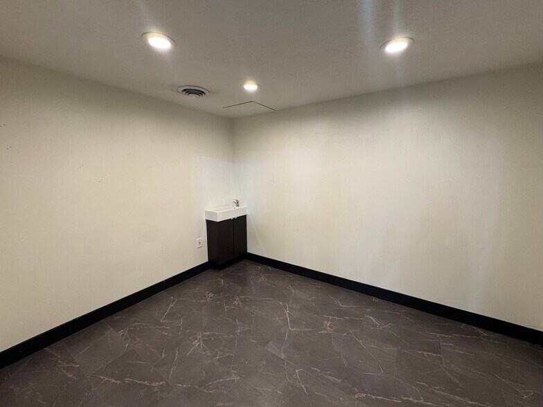More Photos Of 807 Fort Union Blvd, Midvale Freestanding For Lease
