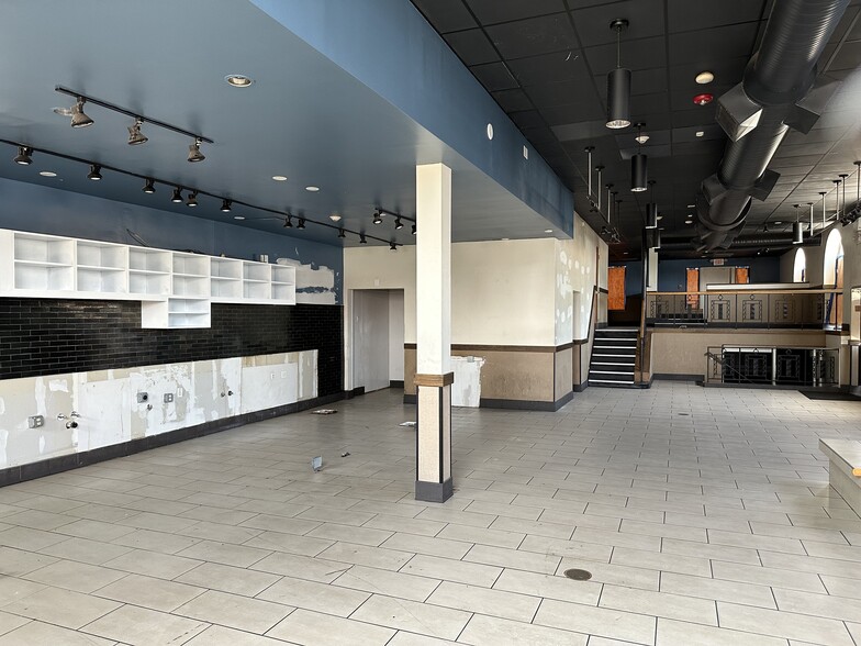 More Photos Of 101 W Park Ave, Long Beach Storefront For Lease