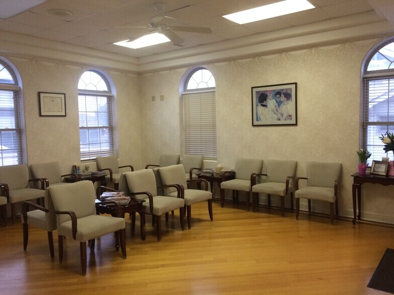 More Photos Of 2013 Highland Ave, Knoxville Medical For Lease