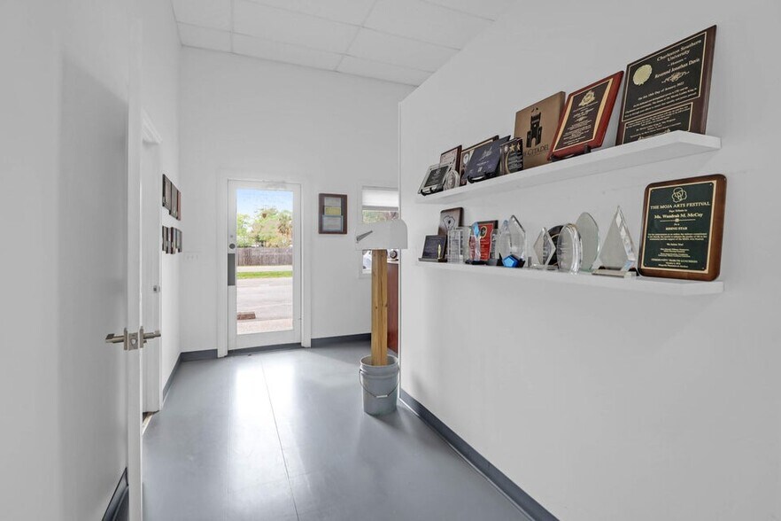 More Photos Of 720 Dupont Rd, Charleston Light Distribution For Sale