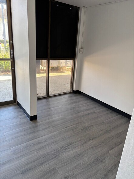 More Photos Of 255 Easy St, Simi Valley Manufacturing For Lease