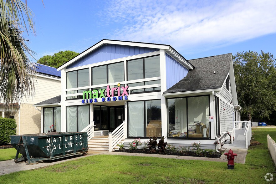 More Photos Of 816 Johnnie Dodds Blvd, Mount Pleasant Office For Lease