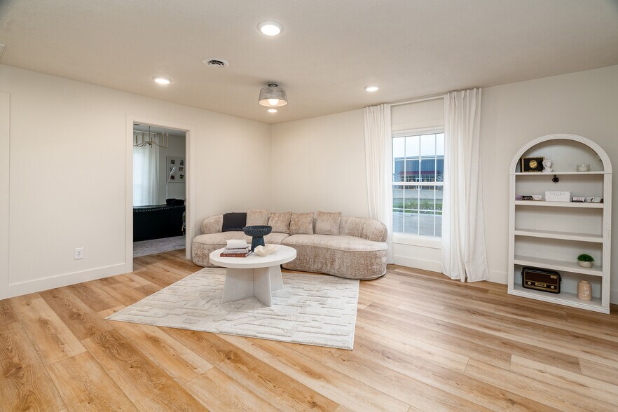 More Photos Of 709 N Carbon St, Marion Flex For Sale