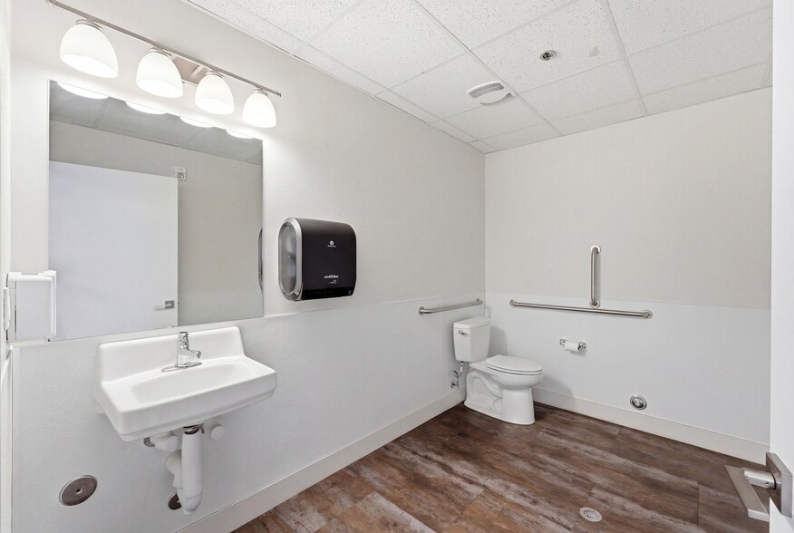 More Photos Of 695 E Main St, Midway Storefront Retail Office For Lease