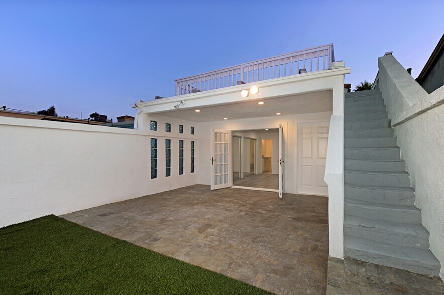 More Photos Of 2212 W Oceanfront, Newport Beach Multifamily For Sale