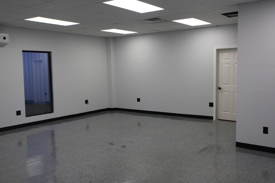 More Photos Of 101 Camp Creek Industrial Pky, Cornelia Flex For Lease