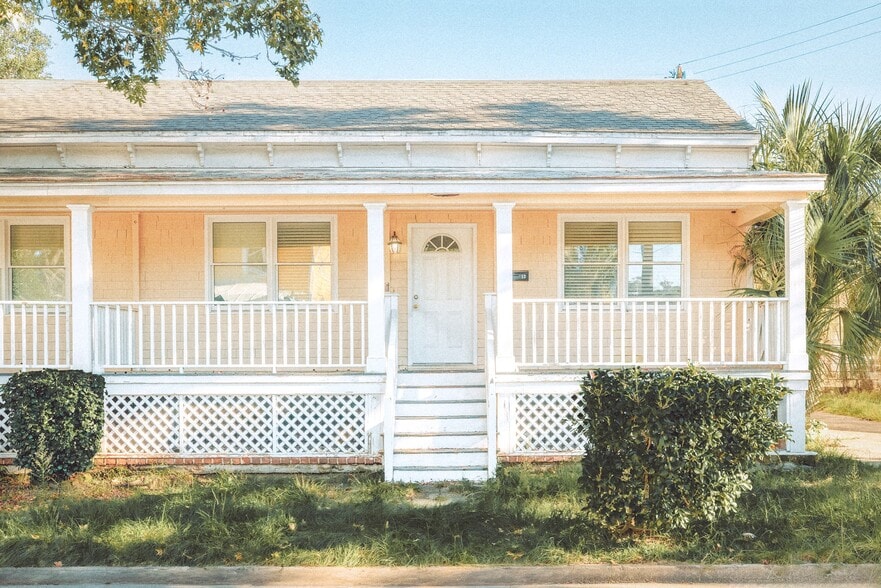 More Photos Of 14 W 43rd St, Savannah General Retail For Lease