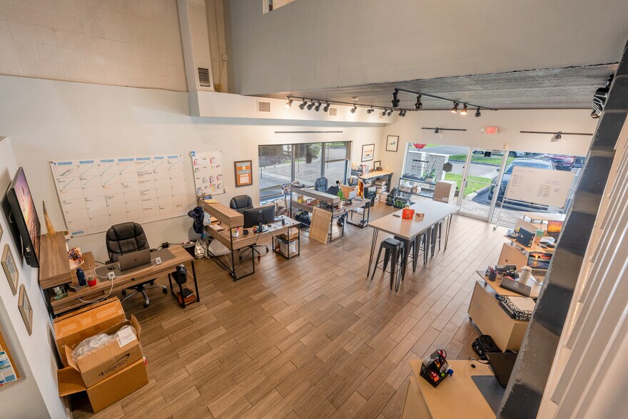 More Photos Of 5405 Taylor Rd, Naples Showroom For Sale