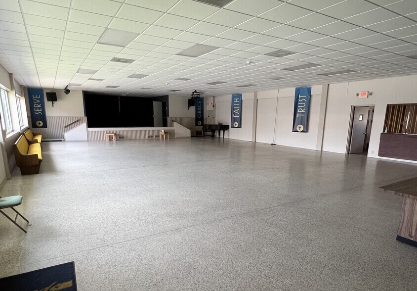 More Photos Of 4726 US-41, Sarasota Religious Facility For Lease